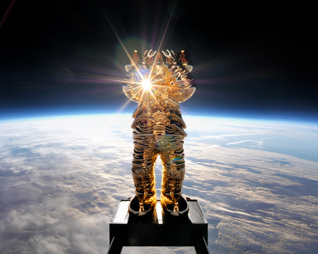 KAWSのアートプロジェクト第5弾 『KAWS:HOLIDAY SPACE』が展開。ついに宇宙へ。
