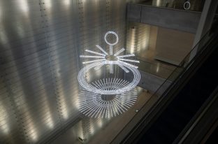 ポーラ美術館にて、ケリス・ウィン・エヴァンスの大型ネオン作品が9月7日からついに公開！