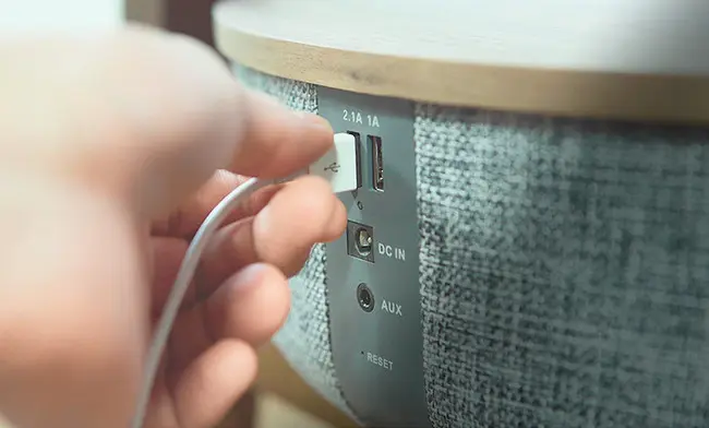 IoT】音楽聞けて、充電もできるスマートテーブルが登場 - リノベノシゴト